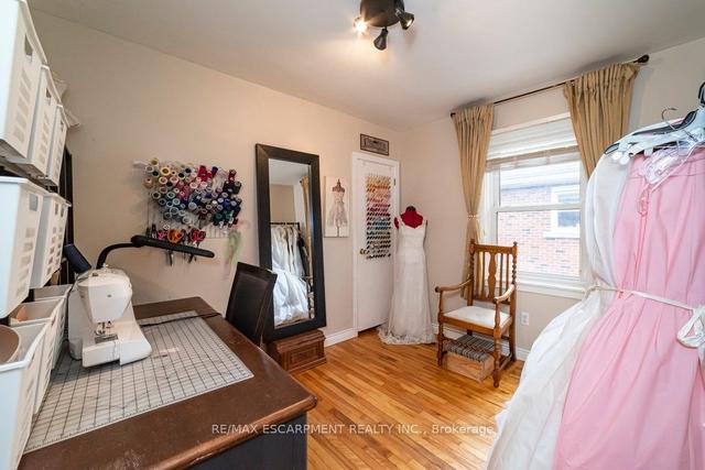 47 East 36th St, House detached with 2 bedrooms, 2 bathrooms and 4 parking in Hamilton ON | Image 3