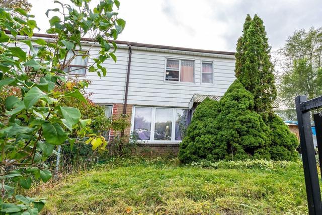 137 Woodfern Dr, House semidetached with 3 bedrooms, 2 bathrooms and 3 parking in Toronto ON | Image 5