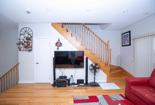 34 Aspen Hills Rd, Townhouse with 3 bedrooms, 3 bathrooms and 2 parking in Brampton ON | Image 5
