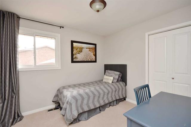 17 Algonquin Tr, House detached with 2 bedrooms, 2 bathrooms and 6 parking in Barrie ON | Image 9