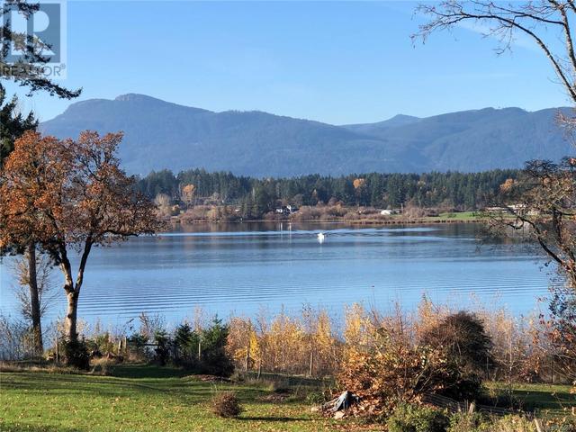 1743 Maple Bay Rd, House detached with 4 bedrooms, 2 bathrooms and 4 parking in North Cowichan BC | Image 1