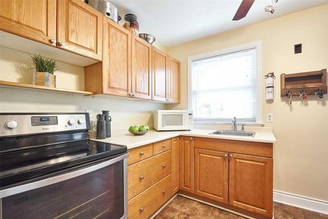 504 Green St, House detached with 2 bedrooms, 2 bathrooms and 3 parking in Whitby ON | Image 3