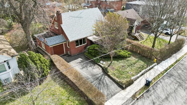 27 Arcadian Circ, House detached with 4 bedrooms, 2 bathrooms and 3 parking in Toronto ON | Image 12