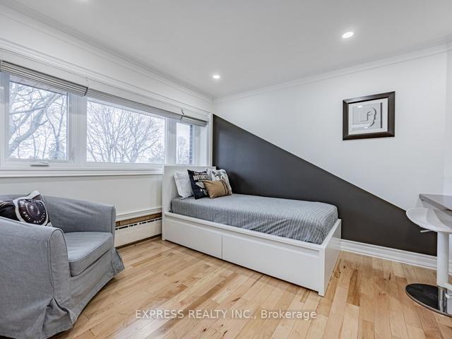68 Shrewsbury Sq, House detached with 4 bedrooms, 2 bathrooms and 5 parking in Toronto ON | Image 9
