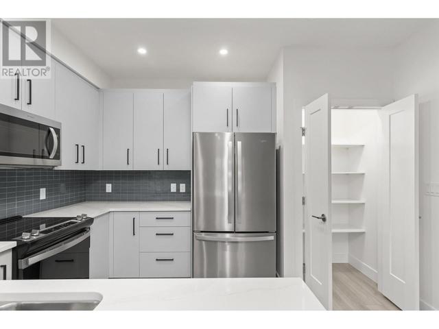 209 - 3434 Mckinley Beach Drive, Condo with 2 bedrooms, 2 bathrooms and 1 parking in Kelowna BC | Image 5