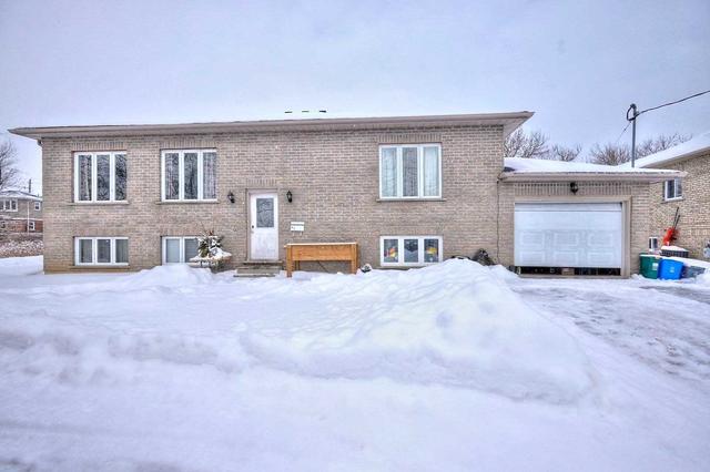 63 Parker St, House detached with 5 bedrooms, 4 bathrooms and 3 parking in St. Catharines ON | Image 2