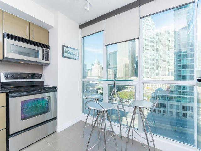1002 - 16 Yonge St, Condo with 2 bedrooms, 2 bathrooms and 1 parking in Toronto ON | Image 8