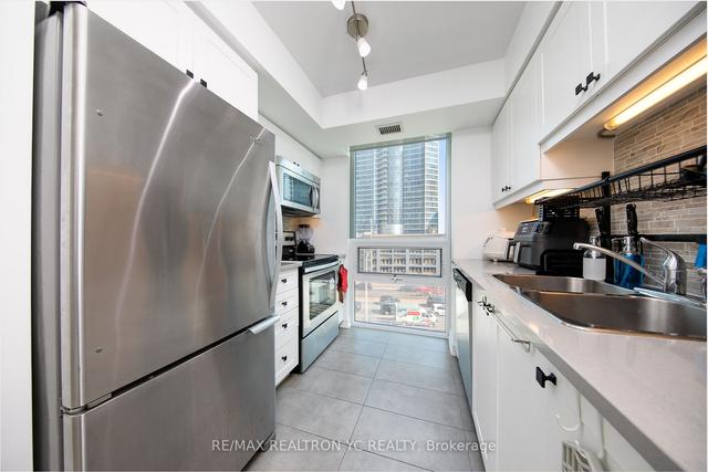 808 - 25 Lower Simcoe St, Condo with 2 bedrooms, 2 bathrooms and 1 parking in Toronto ON | Image 2