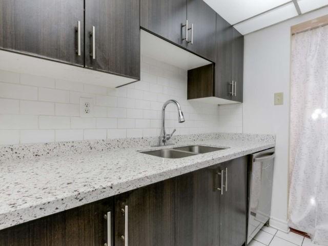 1211 - 4 Lisa St W, Condo with 3 bedrooms, 2 bathrooms and 2 parking in Brampton ON | Image 8