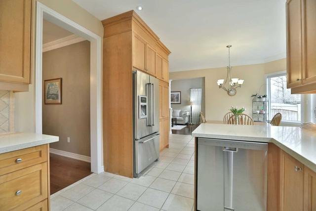 2283 Whitecliffe Way, House detached with 4 bedrooms, 5 bathrooms and 4 parking in Oakville ON | Image 2