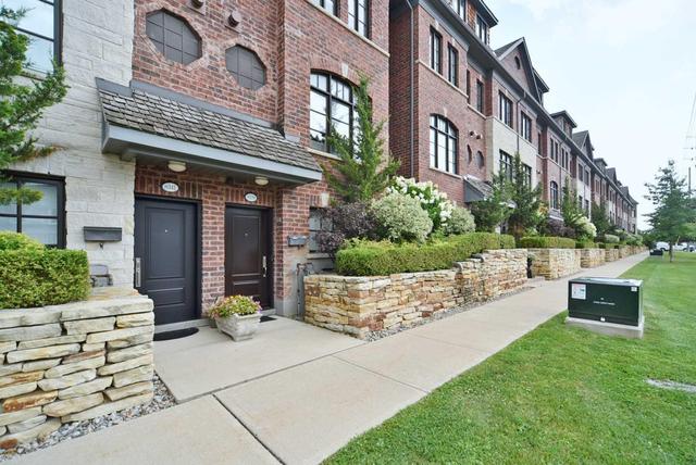 8339 Kipling Ave, Condo with 3 bedrooms, 3 bathrooms and 2 parking in Vaughan ON | Image 3