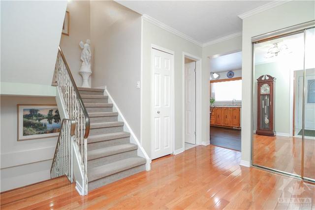 568 Foxview Place N, Home with 4 bedrooms, 4 bathrooms and 4 parking in Ottawa ON | Image 2