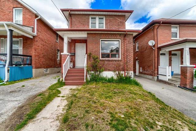 132 Adelaide East Ave, House detached with 3 bedrooms, 1 bathrooms and 4 parking in Oshawa ON | Card Image