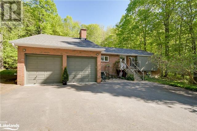 1060 Golden Beach Road, House detached with 5 bedrooms, 3 bathrooms and 6 parking in Bracebridge ON | Card Image