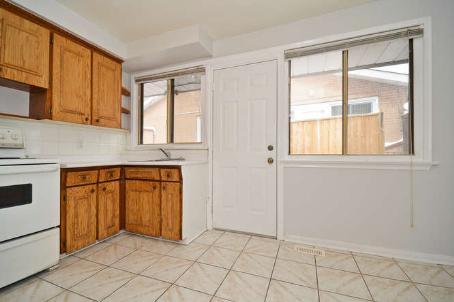 8 Tuna Crt, House semidetached with 3 bedrooms, 2 bathrooms and 3 parking in Toronto ON | Image 3
