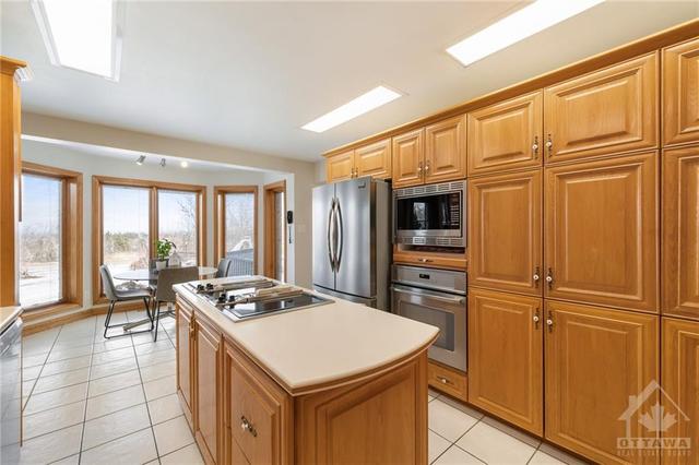 1085 Moffatt Drive, House detached with 4 bedrooms, 4 bathrooms and 10 parking in Ottawa ON | Image 12