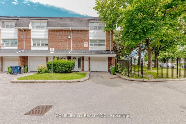 32 Trailridge Cres, Townhouse with 3 bedrooms, 3 bathrooms and 2 parking in Toronto ON | Image 1