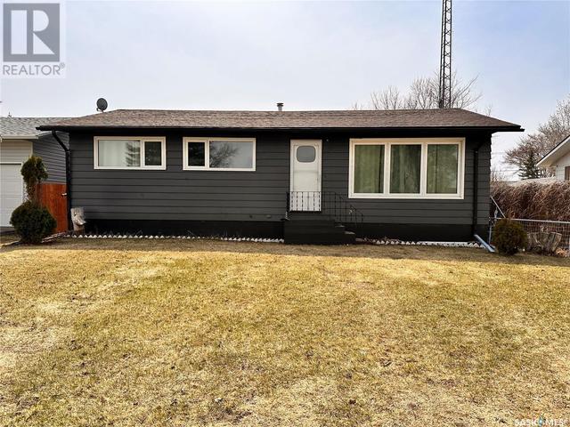 39 3rd Avenue Nw, House detached with 5 bedrooms, 2 bathrooms and null parking in Preeceville SK | Image 1
