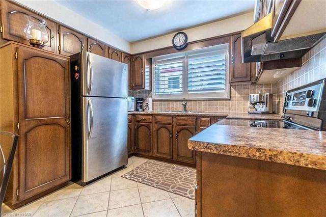 29 Meadowbrook Cres, House detached with 4 bedrooms, 3 bathrooms and 6 parking in St. Catharines ON | Image 2