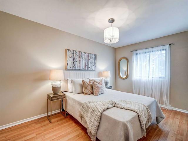 28 Bent Oak Circ, House detached with 3 bedrooms, 2 bathrooms and 2 parking in Mississauga ON | Image 19