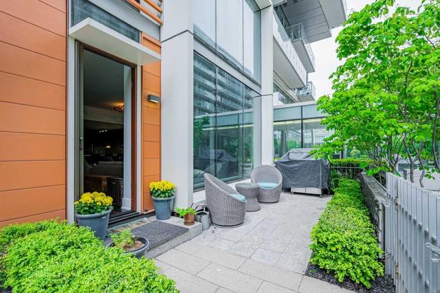 th 120 - 39 Queens Quay E, Townhouse with 2 bedrooms, 3 bathrooms and 1 parking in Toronto ON | Image 1