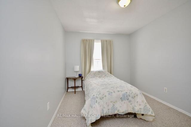 213 Cundles Rd W, House attached with 3 bedrooms, 2 bathrooms and 4 parking in Barrie ON | Image 6
