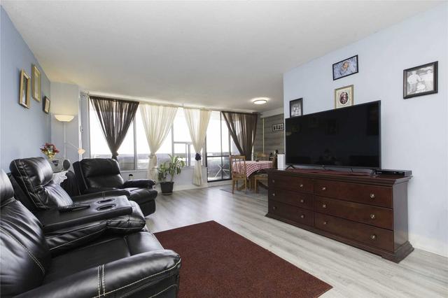 1801 - 11 Wincott Dr, Condo with 1 bedrooms, 1 bathrooms and 1 parking in Toronto ON | Image 5