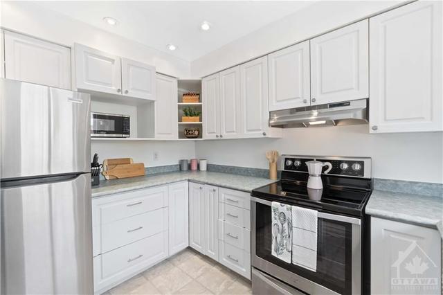 3112 Olympic Way, Townhouse with 3 bedrooms, 2 bathrooms and 1 parking in Ottawa ON | Image 6
