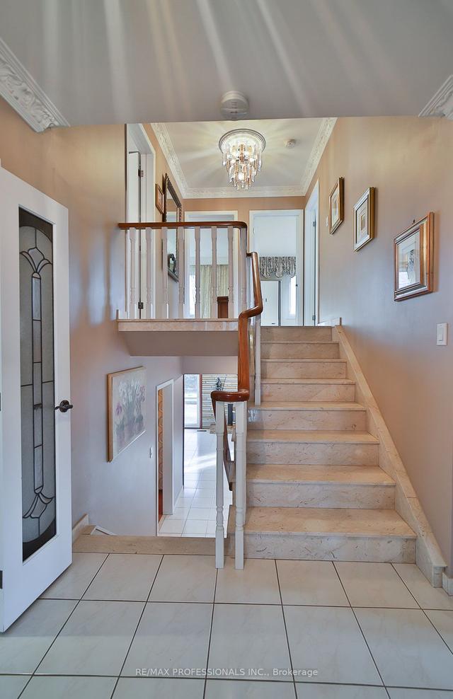 31 Rockcastle Dr, House detached with 4 bedrooms, 3 bathrooms and 6 parking in Toronto ON | Image 3