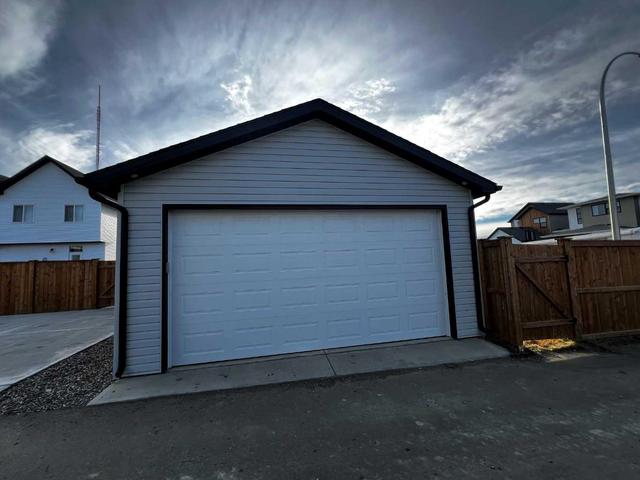 621 Blackwolf Boulevard N, Home with 3 bedrooms, 2 bathrooms and 2 parking in Lethbridge AB | Image 2