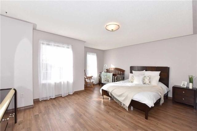 80 Carousel Cres, House attached with 3 bedrooms, 3 bathrooms and 1 parking in Richmond Hill ON | Image 9
