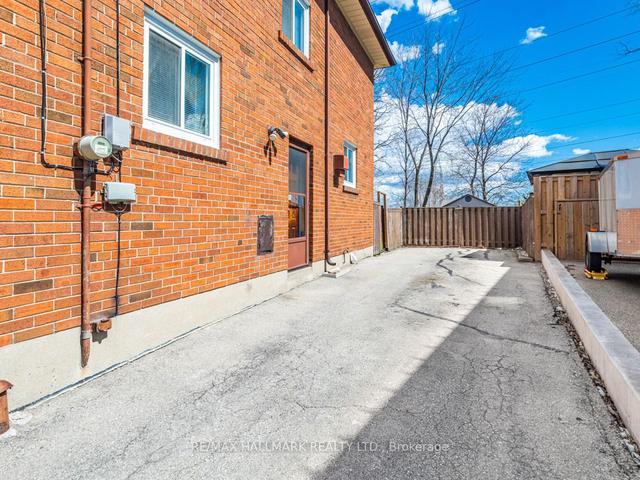 17 Windhill Cres, House semidetached with 3 bedrooms, 2 bathrooms and 4 parking in Toronto ON | Image 31