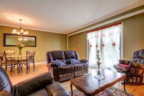 20 Trailridge Cres, Townhouse with 3 bedrooms, 2 bathrooms and 1 parking in Toronto ON | Image 2