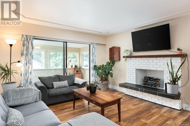 202 - 3244 Seaton St, Condo with 2 bedrooms, 1 bathrooms and 1 parking in Saanich BC | Card Image