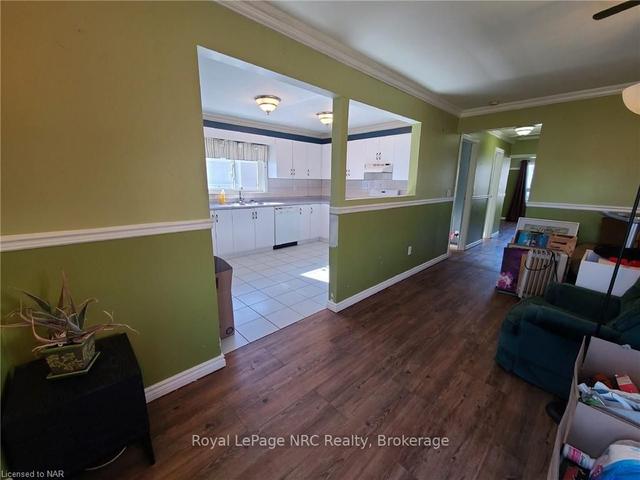 20 Beverly St, House detached with 2 bedrooms, 1 bathrooms and 2 parking in St. Catharines ON | Image 2
