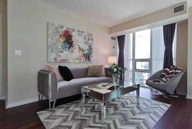 1106 - 19 Grand Trunk Cres, Condo with 2 bedrooms, 2 bathrooms and 1 parking in Toronto ON | Image 2