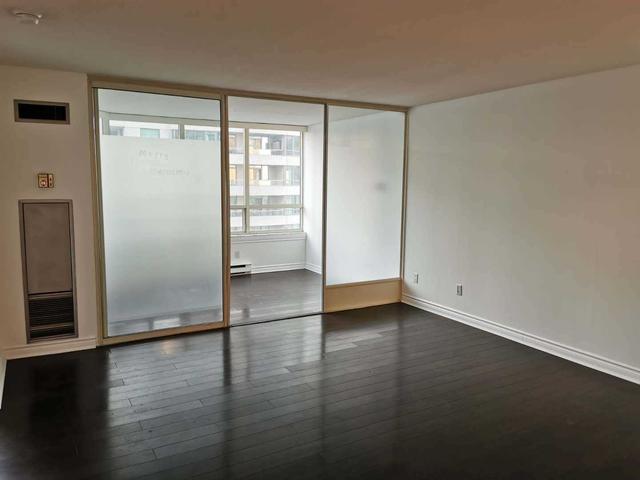702 - 30 Greenfield Ave, Condo with 1 bedrooms, 2 bathrooms and 1 parking in Toronto ON | Image 2