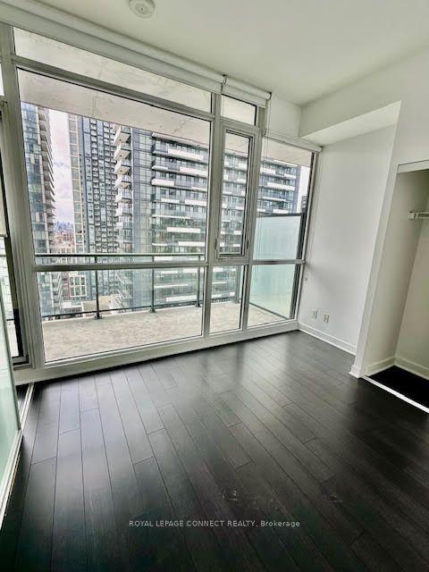 2302 - 290 Adelaide St, Condo with 1 bedrooms, 1 bathrooms and 0 parking in Toronto ON | Image 2