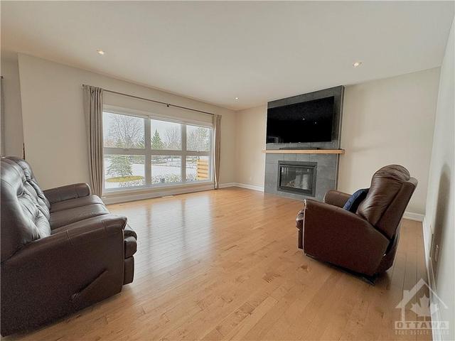 704 Geneva Crescent, House detached with 3 bedrooms, 4 bathrooms and 6 parking in Russell ON | Image 5