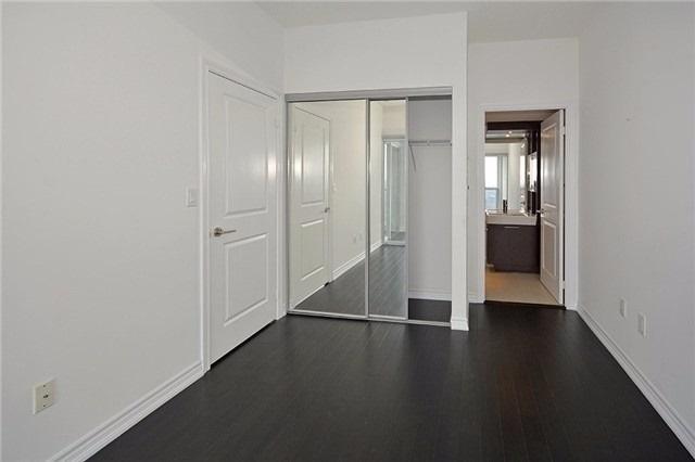 5604 - 386 Yonge St, Condo with 2 bedrooms, 2 bathrooms and 1 parking in Toronto ON | Image 3
