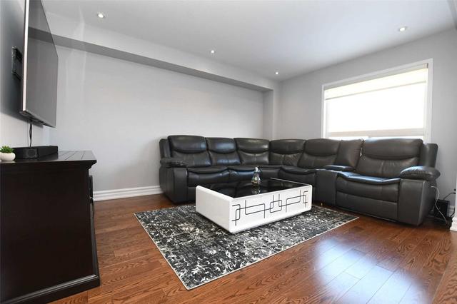 27 Farthingale Cres, House semidetached with 4 bedrooms, 3 bathrooms and 3 parking in Brampton ON | Image 2