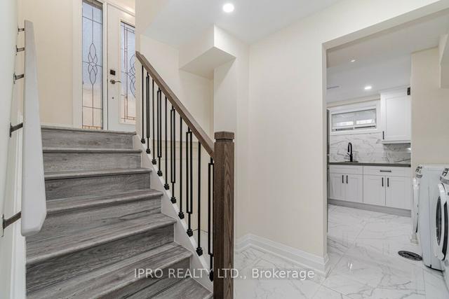 154 Sheldon Ave, House semidetached with 1 bedrooms, 1 bathrooms and 1 parking in Toronto ON | Image 4
