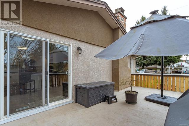 covered carport leading to shed | Image 27