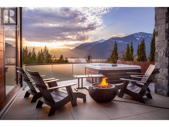 315 Furry Creek Drive, House detached with 3 bedrooms, 4 bathrooms and 5 parking in Squamish Lillooet D BC | Image 8