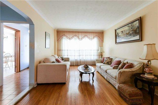 124 Regina Ave, House detached with 2 bedrooms, 2 bathrooms and 2 parking in Toronto ON | Image 3