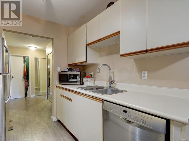 201 - 3277 Quadra St, Condo with 1 bedrooms, 1 bathrooms and 1 parking in Saanich BC | Image 4