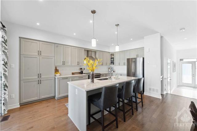 71 Salamander Way, Townhouse with 3 bedrooms, 3 bathrooms and 3 parking in Ottawa ON | Image 3