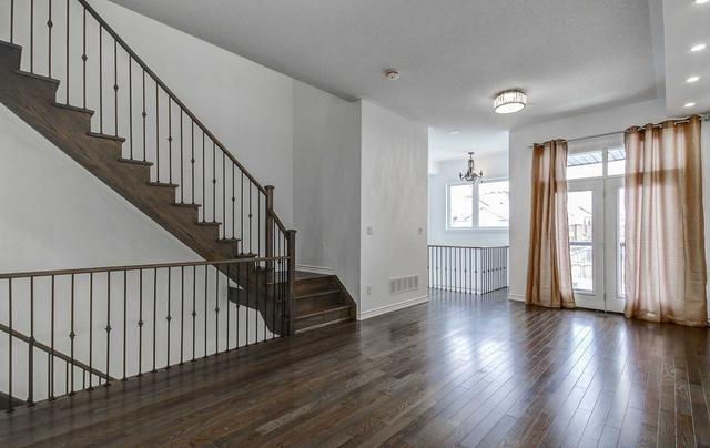 207 Lebovic Campus Dr, House attached with 3 bedrooms, 3 bathrooms and 2 parking in Vaughan ON | Image 4