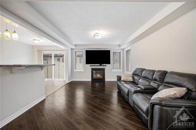 110 Lanceleaf Way, Townhouse with 4 bedrooms, 3 bathrooms and 2 parking in Ottawa ON | Image 4
