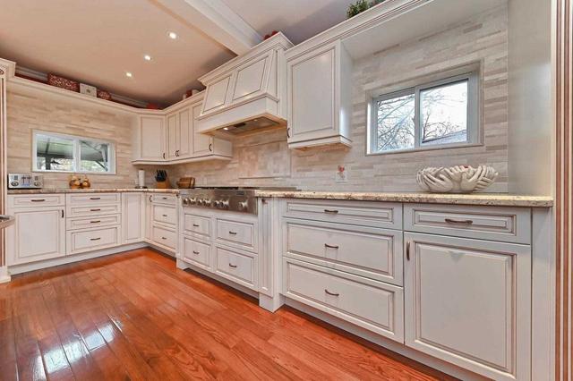 48 Grassmere Cres W, House detached with 4 bedrooms, 2 bathrooms and 5 parking in Brampton ON | Image 4